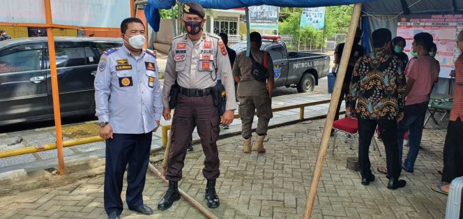 
 Personil Sat Sabhara Polres Bone Melakukan Pengawalan Pekerja Migran Indonesia