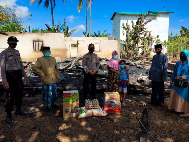 
 Sebuah Rumah Panggung Rata di lahap Sijago Merah, Kapolsek Patimpeng Tanggap Salurkan Bantuan Sembako