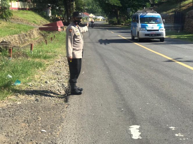 
 Berikan Kenyamanan kepada Pengguna Jalan, Anggota Polsek Lapri Rutin Laksanakan Pengaturan