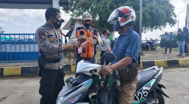 
 Pengawasan dan Pemeriksaan Penumpang, Barang dan Kendaraan Diperketat oleh Petugas Di Pelabuhan Bajoe