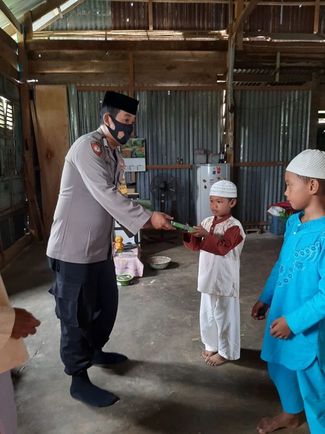 
 Bhabinkamtibmas Polsek Mare Menyerahkan Bantuan Al Qur’an Kepada Salah Satu Guru Mengaji Di Desa Binaan