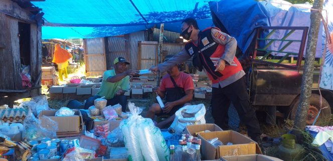 
 Operasi Yustisi, Bhabinkamtibmas Polsek Patimpeng Berbagi Masker di Pasar Latobang