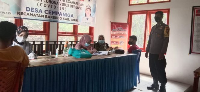
 Bhabinkamtibmas Desa Campaniga Polsek Barebbo Pantau Pelaksanaan Vaksinasi Covid 19 di Desa Binaanya