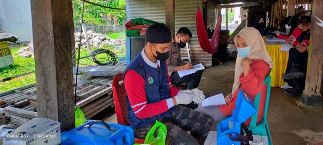 
 Jamin Keamanan Vaksin, Panit Binmas Polsek Tanete Riattang bersama Bhabinkamtibmas Kawal Penyuntikan Vaksinasi di Puskesmas Bajoe
