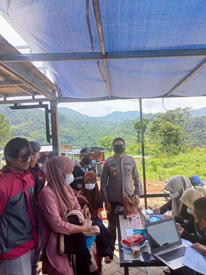 
 Kegiatan vaksinasi di desa samaenre kecamatan tellu limpoe kabupaten Bone.