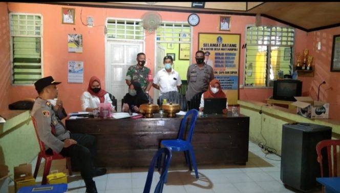 
 Bhabinkamtibmas, Pengamanan Dan Monitoring, Pelaksanaan Vaksil Covid-19 Massal, Di Desa Mattaropuli,