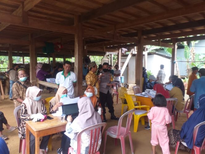 
 Bhabinkamtibmas Desa Turu CinnaE dan Padaelo pantau kegiatan vaksin didesanya .