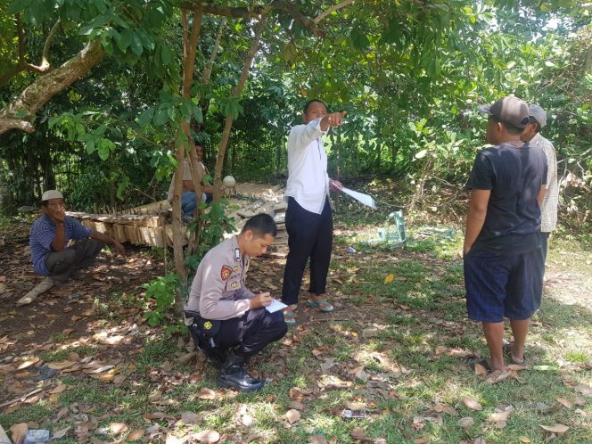 
 Kanit Reskrim Polsek Barebbo Bersama Bhabinkamtibmas Terjun langsung ke lokasi Tanah Di Dusun Kampung Baru Desa Kading ,, Ada apa Ya.