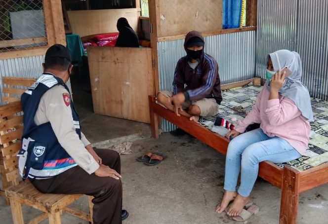 
 Bhabinkamtibmas Polsek Kahu Polres Bone Laksanakan Patroli Dialogis di Desa Binaan