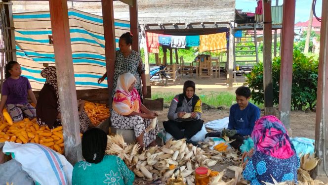 
 Bersama warga mengupas jagung, Aipda Suhati bahas beberapa masalah yang sering dihadapi masyarakat