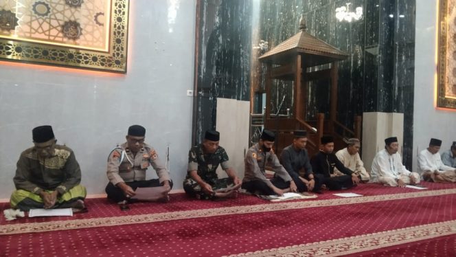 
 Sinergitas TNI-POLRI Hadiri Dzikir Dan Doa Bersama Di Masjid Nurur Rahmah Tansie .