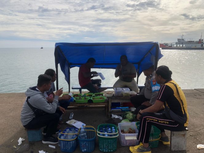 
 Sambangi Warga Di Pelabuhan Bajoe,  Personil Beri Himbauan Kamtibmas