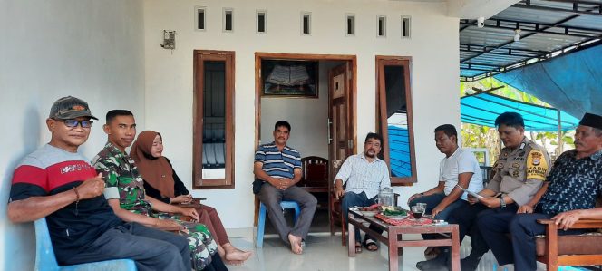 
 Cegah Gangguan Kamtibmas Dan Jalin Silaturahmi, Bhabinkamtibmas Bersama Babinsa Sambangi Warga Desa Binaan