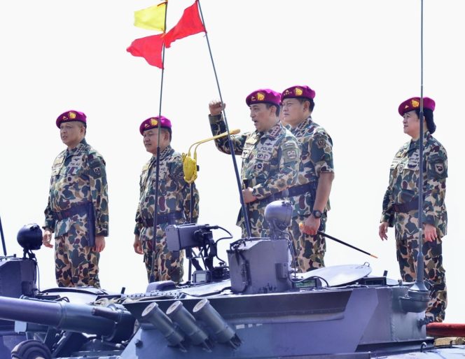 
 Kapolri Disematkan Jadi Warga Kehormatan Marinir, Sinergitas TNI-Polri Makin Kokoh
