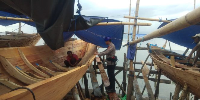 
 Aparat Satpolairud Polres Bone Sampaikan Himbauan Ini Kepada Pekerja Kapal Saat Berkunjung Tempat Pembuatan Kapal
