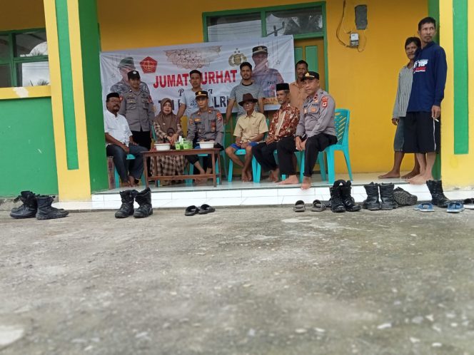 
 Jum’at Curhat Polsek Ajangale Bersama Kepala Desa Leppangeng Beserta Perangkat Desa.