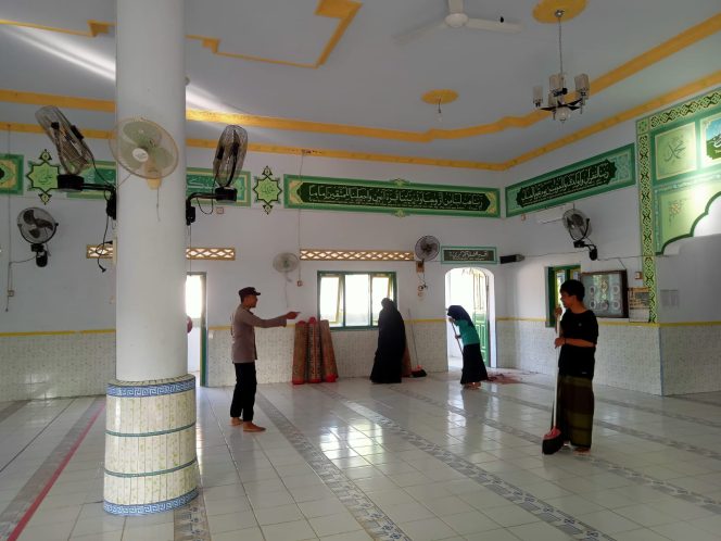 
 Bhabinkamtibmas Membantu Warga Membersihkan Ruangan Dan Halaman Masjid.