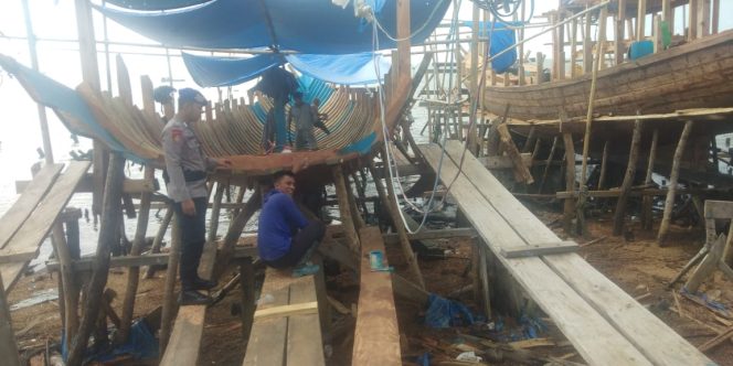 
 Personil Satpolairud Polres Bone Sampaikan Himbauan Ini Saat Pantau Aktivitas Ditempat Pembuatan Kapal Nelayan