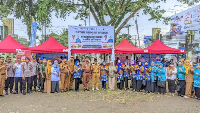 
 Bentuk Dukungan, Kanit Samapta Polsek Tanete Riattang Hadiri Bazar Pangan Murah Dinas Ketahanan Pangan Sulsel dan Kabupaten Bone