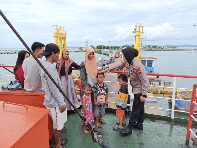 
 Diatas Kapal Ferry, Berikan Edukasi Keselamatan Kepada Pengguna Jasa