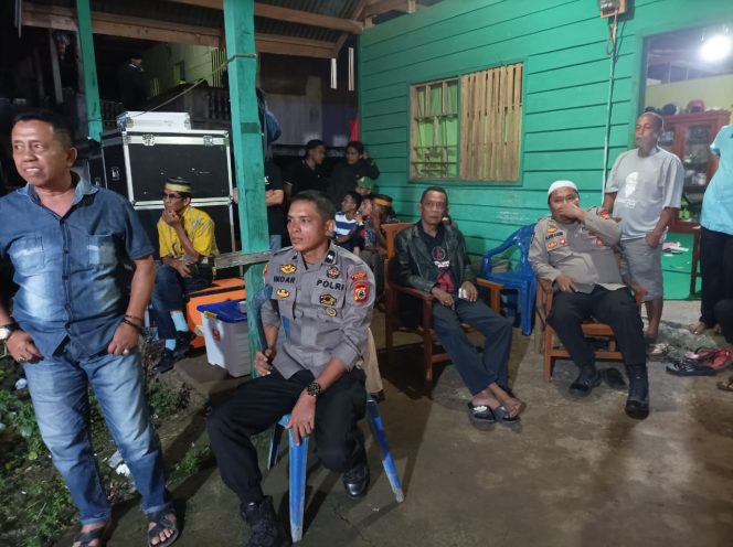 
 Kapolsek Palakka dan Anggota Laksanakan Pengamanan Pesta Pernikahan di Desa Ureng
