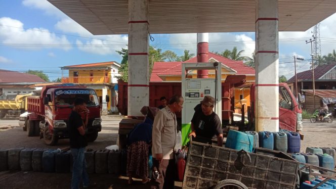 
 Personil Polsek Sibulue Pantau Penyaluran BBM Jenis Solar di APMS Pattiro Bajo