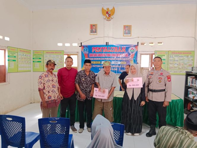 
 Bhabinkamtibmas Desa Pattiro Riolo Hadiri Penyaluran BLT-DD