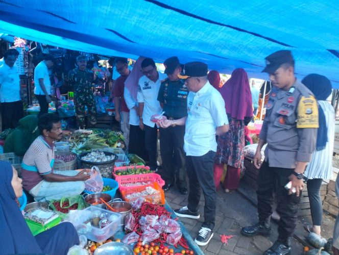 
 Polsek Awangpone Dampingi Tim Pengendali Inflasi Daerah Kabupaten Bone Pantau Bahan Pangan