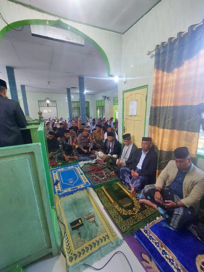 
 Kapolsek Bengo IPTU Awaluddin, S.Sos, Bersama Forkopincam dan Kades Mattaropuli, Laksanakan Shalat Idul Adha 1445 H, di Masjid Nurul Amin,