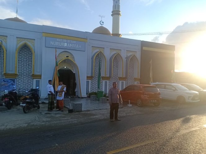 
 Aipda Sudirman PAM Idul Adha di Masjid Nurur Rahmah Kelurahan Pompanua.