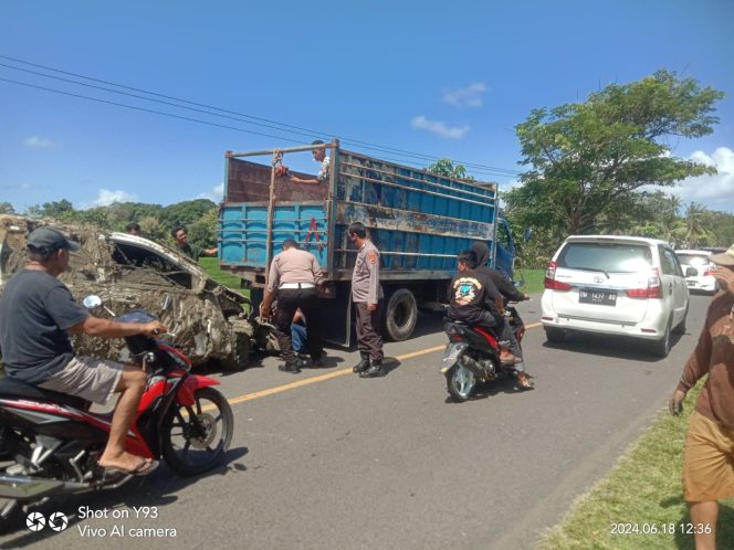 
 Bersama Warga Masyarakat, Personil Polsek Mare Bantu Evakuasi Mobil Kecelakaan Lalu Lintas