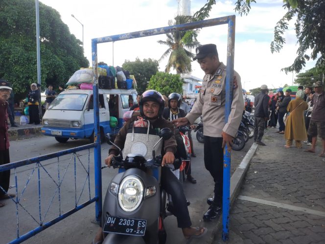 
 Pastikan Situasi Kondusif Sebelum Keberangkatan Kapal, Personil Lakukan Pengamanan