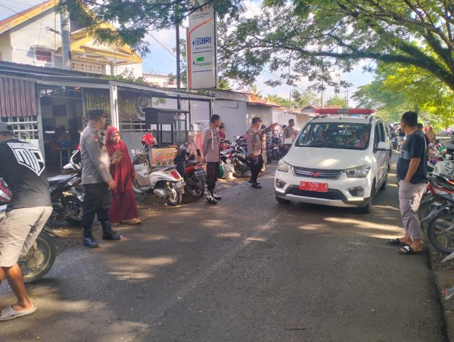 
 Kapolsek Sibulue Atur Lalin di Pasar Pattiro