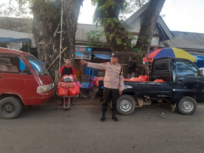 
 Agar Tidak Terjadi Macet, Polsek Ulaweng Lakukan Pengaturan Pagi di Pasar Tacipi