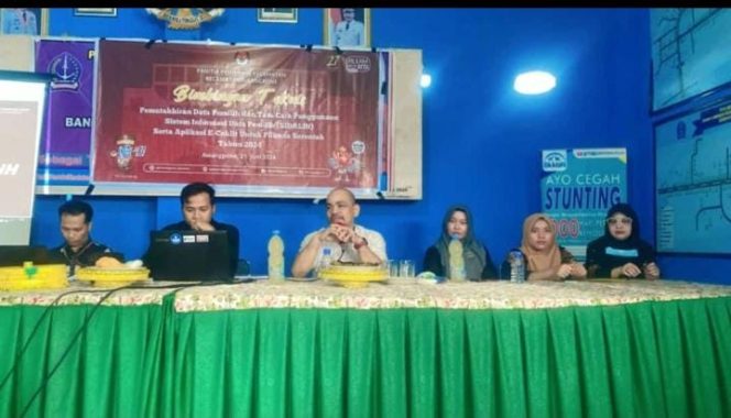 
 Kanit Intelkam Polsek Awangpone Memantau Bimtek Pilkada Serentak Kabupaten Bone Tahun 2024