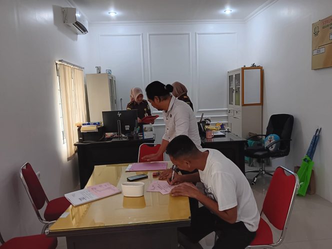 
 Tahap II, Kanit Reskrim Polsek Ulaweng Serahkan Tersangka Dan Barang Bukti Ke Kejaksaan Negeri Watampone