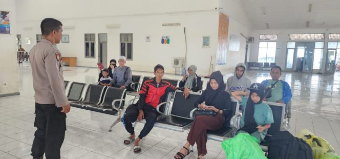 
 Duduk Bersama Masyarakat, Polsek Pelabuhan Lakukan Jumat Curhat Dengarkan Keluhan Masyarakat