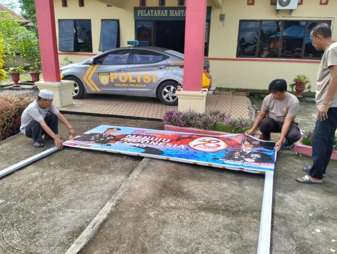 
 Kapolsek Palakka Laksanakan Pemasangan Spanduk HUT Bhayangkara ke-78