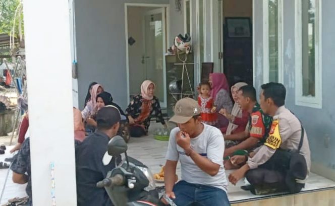 
 Bhabinkamtibmas Polsek Barebbo, Aipda Hendra Elvian M, Hadiri Hajatan Warga di Desa Corawali