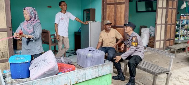 
 Ka. SPK Polsek Barebbo, Bripka Rahmatullah, Sambangi Warga di Pasar dan Berikan Pesan Kamtibmas