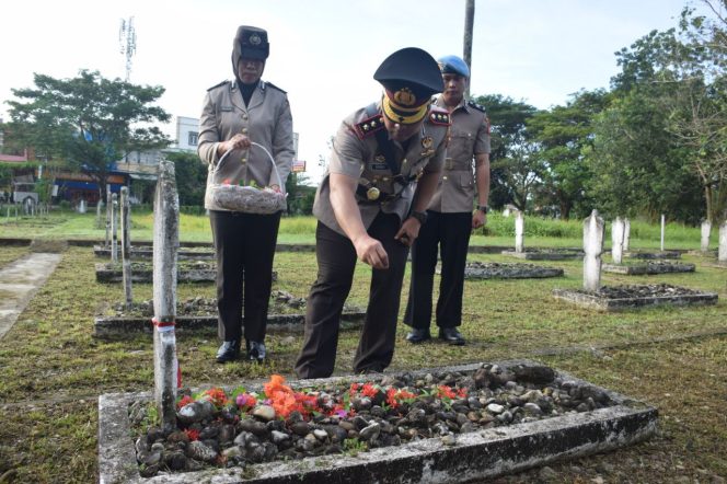 
 Ziarah Rombongan Polres Bone dalam Rangka Hari Bhayangkara Ke-78 di Taman Makam Pahlawan Watampone