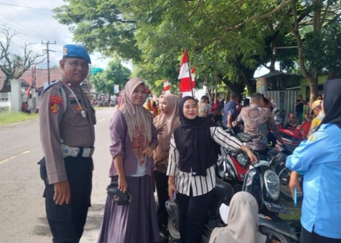 
 Presiden RI Bersama Rombongan Melintas Dengan Menggunakan Mobil, Personil Polsek Mare Atur Lalu Lintas