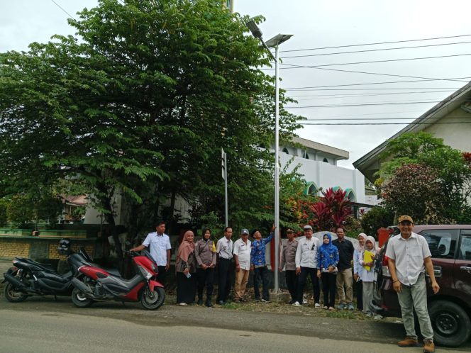 
 Memantau langsung pembangunan di desa, Wakapolsek Tellu Siattinge dan Bhabinkamtibmas hadiri monev