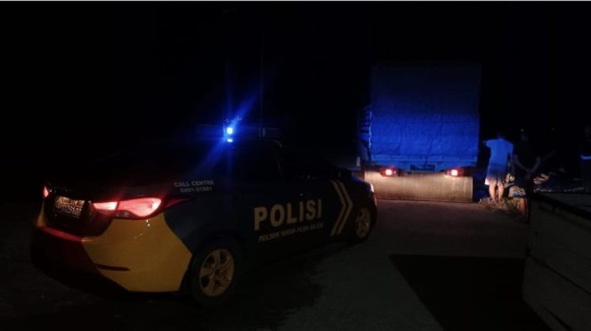 
 Pantau Kedatangan Kapal, Personil Lakukan Pengamanan Sekaligus Patroli Malam 