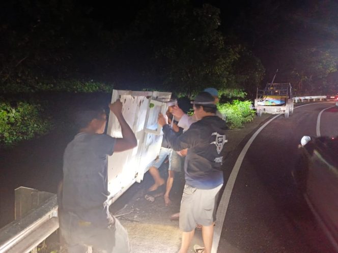 
 Kanit Intel Polsek Bengo AIPTU Andi Tawakkal, SH, Bersama Anggota dan Karyawan, Evakuasi Tiang Lampu Jalan, di Zumpallabbu,