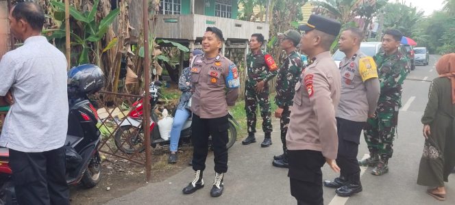 
 Polsek Awangpone Polres Bone Bersama Koramil Pengamanan Acara Tasyakuran di Desa Cakke Bone