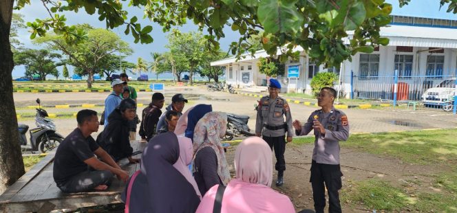 
 Bersama Pengguna Jasa, Polsek Pelabuhan Lakukan Jumat Curhat Dengarkan Keluhan Masyarakat