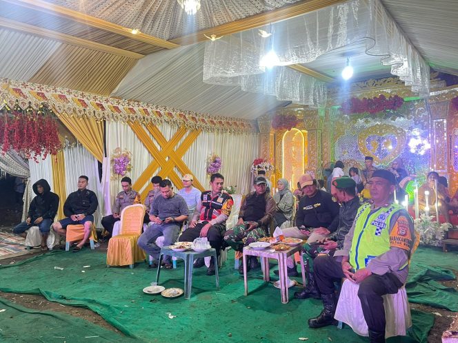 
 Personel Polsek Bengo, Bersama Babinsa, Amankan Pesta Pernikahan, di Dusun Suli, Desa Samaenre,