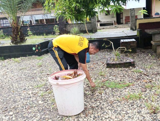 
 Polsek Awangpone Polres Bone Aktif Menjaga Kebersihan di Mapolsek Awangpone