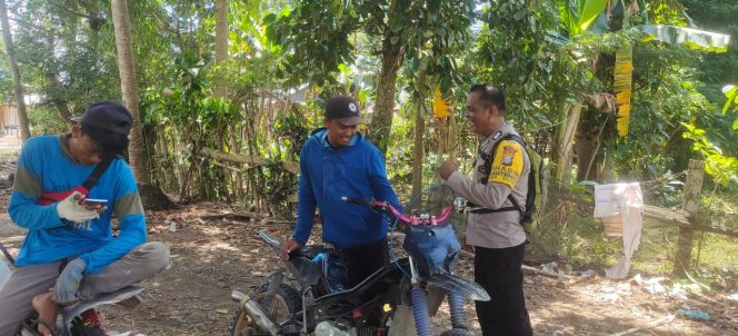 
 Jalin Silaturahmi Dengan Warga, Bhabinkamtibmas Bripka Andi Sudirman Aktif Sambangi Desa Binaan